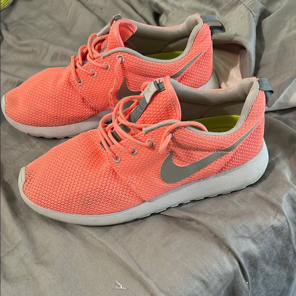 Women's Nike Roshe Run Atomic Pink Cool Grey Neutral Grey Silver 2013 sz 7